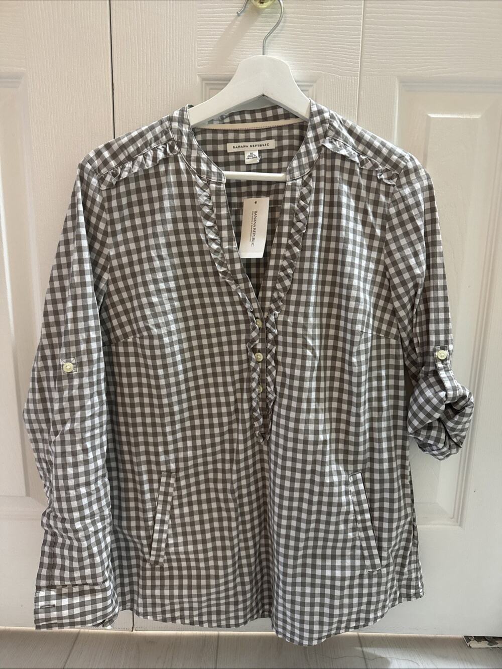 Banana Republic. NWT. SIZE M. Women. 100% Cotton. Adjustable Sleeve.
